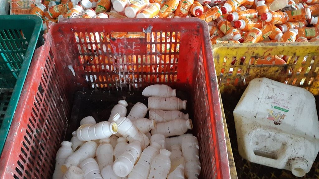 Sejumlah jenis sampah plastik kemasan masih memiliki nilai ekonomi dan dapat didaur ulang. Jenis sampah plastik kemasan setelah dipilah di UD Jaya Abadi Plastik, sebuah tempat pengumpulan sampah plastik di Kota Denpasar, Bali, Jumat (10/2/2023).