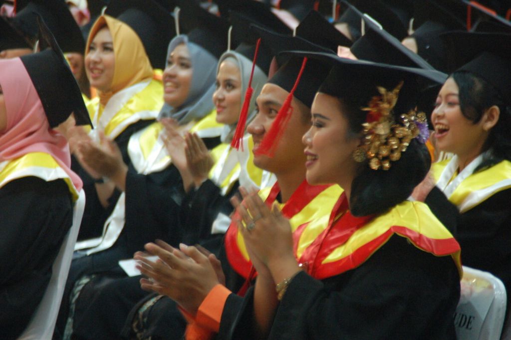 Wisudawan bertepuk tangan pada Upacara Wisuda Sarjana Reguler dan Sarjana Kelas Internasional Universitas Indonesia, Jumat (31/8/2018), di Depok.