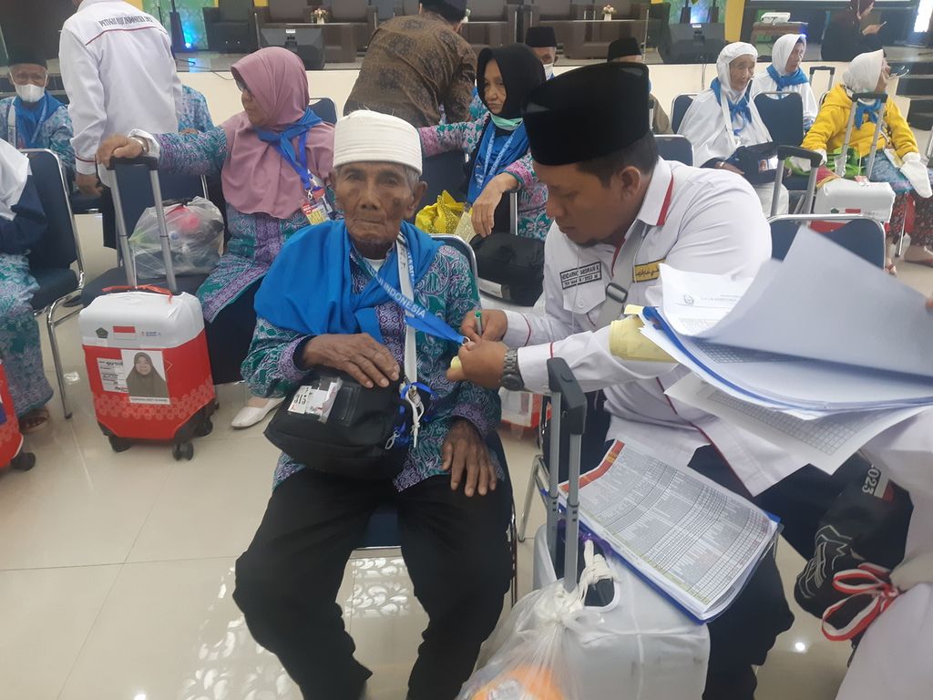 Karto Yitno Ahmad Sadiyo (105), warga Kabupaten Ogan Komering Ulu Timur, Sumsel, sedang diperiksa oleh petugas dari Embarkasi Palembang, Jumat (26/5/2023).