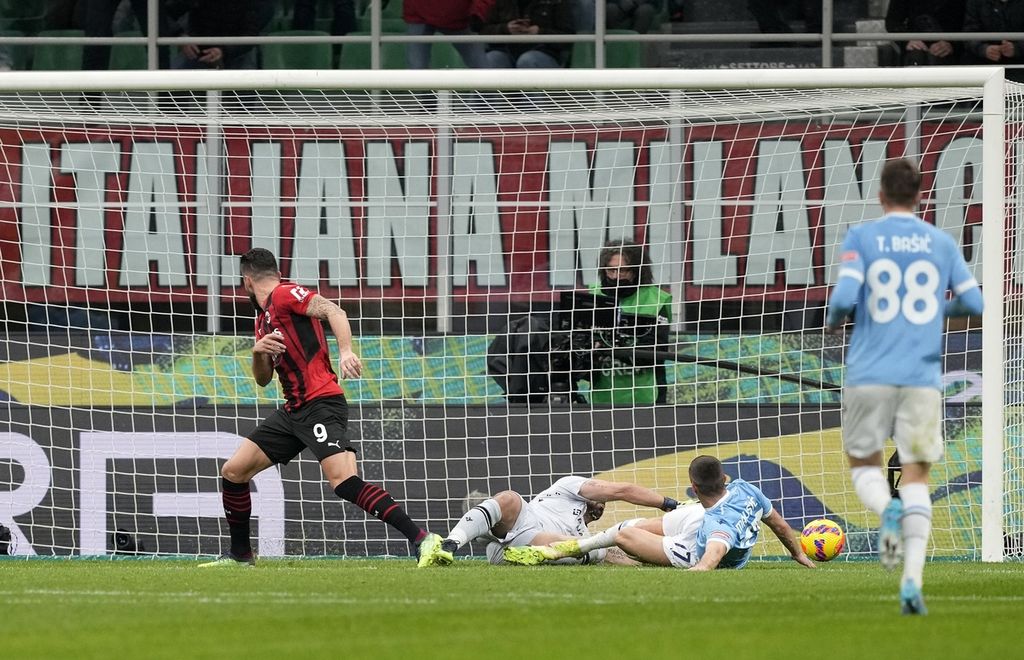 Pemain AC Milan, Olivier Giroud (kiri), mencetak gol ketiga bagi timnya saat melawan Lazio pada perempat final Piala Italia di Stadion San Siro, Milan, Kamis (10/2/2022) dini hari WIB. AC Milan menang dengan skor 4-0.