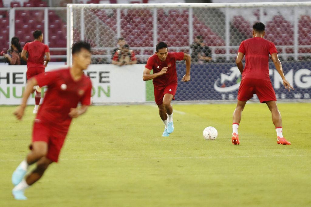 Para pemain Indonesia berlatih di Stadion Utama Gelora Bung Karno, Senayan, Jakarta, Kamis (5/1/2023). Mereka akan menghadapi Vietnam dalam laga pertama babak semifinal kejuaraan sepak bola Piala AFF 2022, Jumat (6/1/2023) sore. 