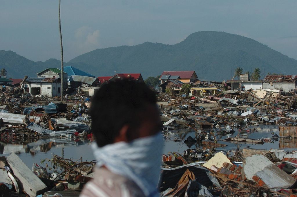 A man walks through a settlement that was destroyed by the earthquake and tsunami waves in Lampare City, Banda Aceh, Nanggroe Aceh Darussalam Province, Tuesday (28/12/2004).