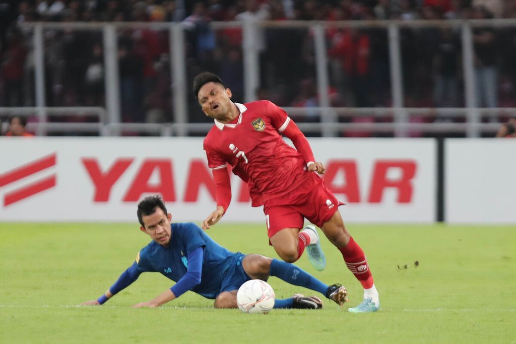 Pemain timnas Indonesia, Saddil Ramdani (kanan), dilanggar oleh pemain Thailand, Sanrawat Dechmitr, dalam pertandingan Grup A Piala AFF 2022 di Stadion Utama Gelora Bung Karno Jakarta, Kamis (29/12/2022). Pertandingan berakhir seri, 1-1. 