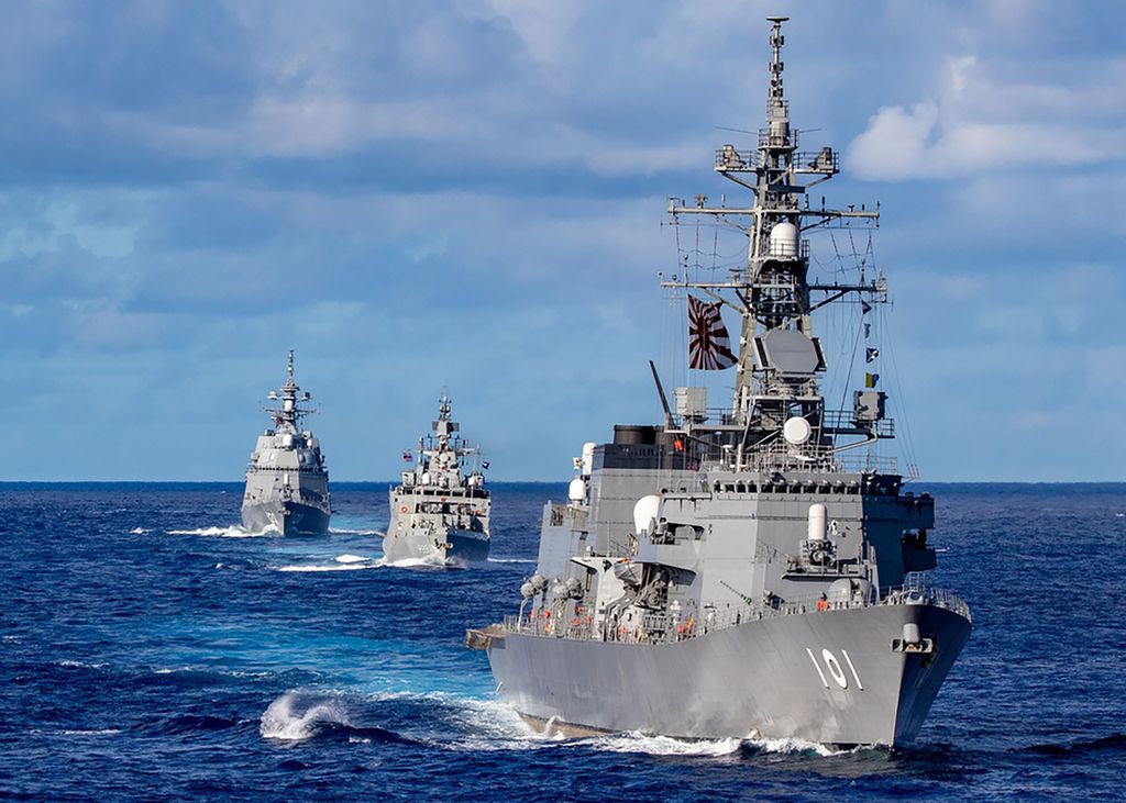 Foto yang diambil pada 27 Agustus 2021 memperlihatkan tiga kapal perang milik Angkatan Laut Jepang, India, dan Australia berpatroli bersama dalam latihan militer gabungan Malabar 2021. 