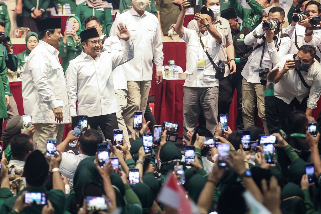 Ketua Umum Partai Gerindra Prabowo Subianto (kiri) dan Ketua Umum Partai Kebangkitan Bangsa (PKB) Muhaimin Iskandar mendeklarasikan koalisi antara Partai Gerindra dan PKB dalam Pemilu 2024 di Sentul, Bogor, Jawa Barat, Sabtu (13/8/2022).