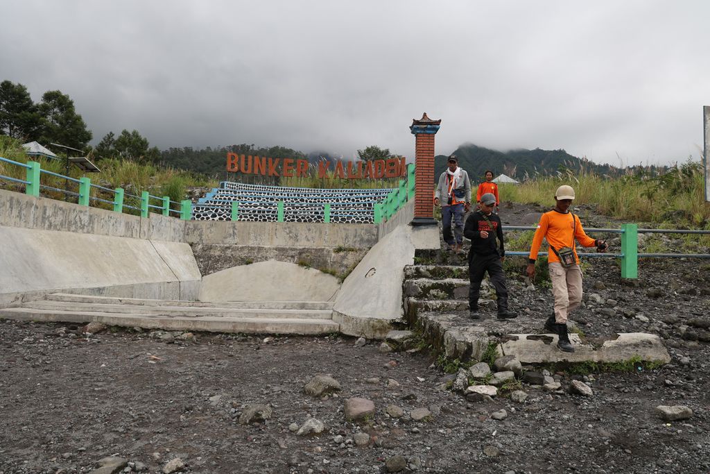 Sukarelawan menyusuri obyek wisata Bunker Kaliadem yang ditutup sementara di Kecamatan Cangkringan, Kabupaten Sleman, Daerah Istimewa Yogyakarta, Kamis (10/3/2022). 