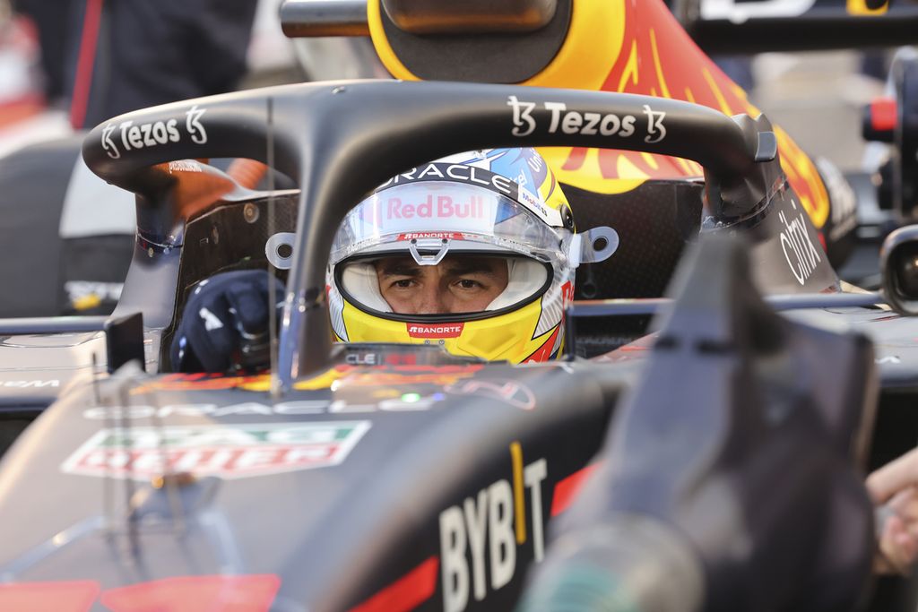 Pebalap Red Bull Sergio Perez melakukan pit stop pada Grand Prix Formula 1 Bahrain di Sirkuit Sakhir, Bahrain, 20 Maret 2022. Red Bull mengawali seri Pertama Formula 1 musim ini dengan poin nol, dan bertekad tampil lebih bail pada seri kedua di Sirkuit Jeddah, Arab Saudi, akhir pekan ini.  