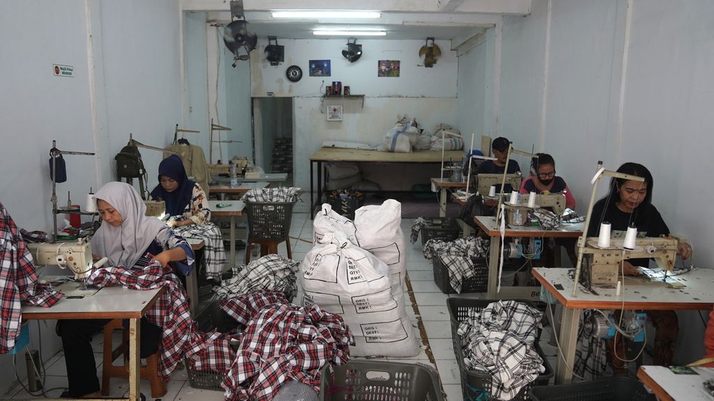 Aktivitas pekerja menjahit pakaian di GGS Fashion di Perkampungan Industri Kecil (PIK) Pulogadung, Penggilingan, Cakung, Jakarta Timur, Kamis (3/11/2022). Usaha kecil dan menengah garmen di kawasan tersebut dalam tiga bulan terakhir ordernya mengalami penurunan. Pekerja dibayar borongan tiap minggu Rp 150 ribu hingga Rp 300 ribu tergantung tingkat kesulitan dan jumlah produk yang dihasilkan. 