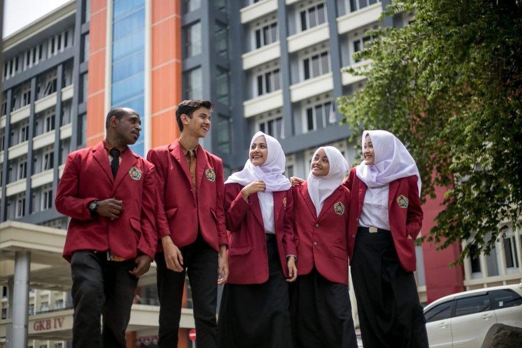 A number of students at the University of Muhammadiyah Malang on their campus.