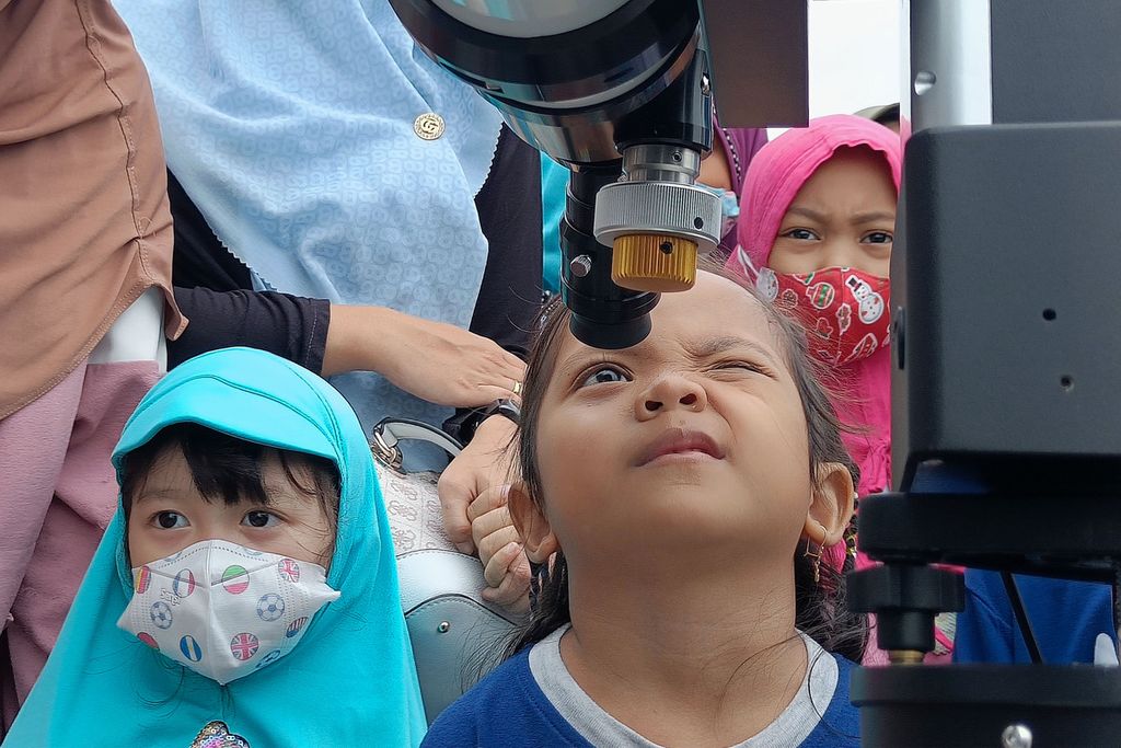 Pengunjung menggunakan teleskop atau teropong untuk mengamati benda langit di Planetarium dan Observatorium UIN Walisongo Semarang di Kota Semarang, Jawa Tengah, Minggu (5/2/2023). 