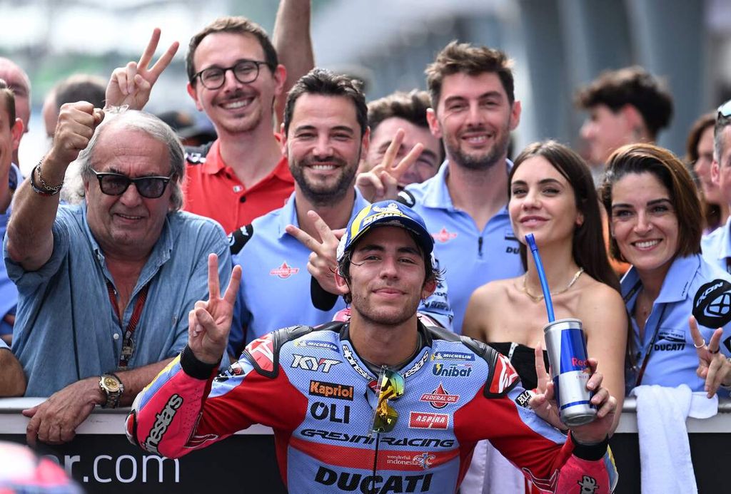 Pebalap Ducati Gresini Racing Enea Bastianini melakukan selebrasi setelah meraih posisi start kedua seusai kualifikasi kedua MotoGP seri Malaysia di Sirkuit Internasional Sepang, Sabtu (22/10/2022).