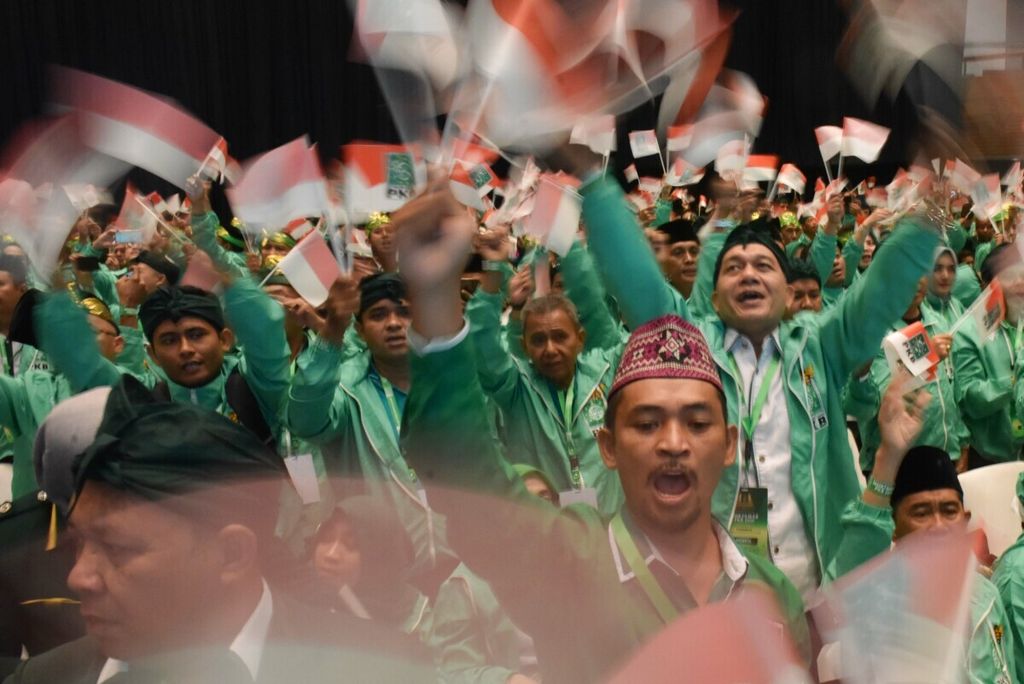 Para peserta Muktamar PKB 2019 menyanyikan lagu mars PKB dalam pembukaan Mukatamar PKB 2019 di Hotel Westin, Nusa Dua, Bali, Selasa (20/8/2019). PKB memilih Bali sebagai lokasi Muktamar V yang diikuti oleh sekitar 3.000 peserta tersebut karena dinilai telah menjadi simbol penjaga kebinekaan Indonesia.