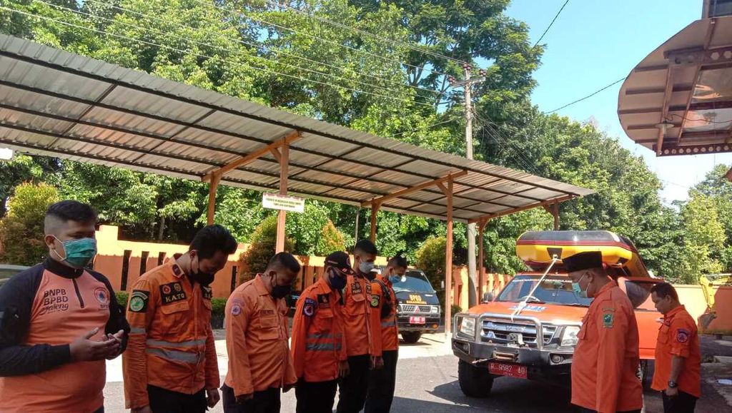 Tim Badan Penanggulangan Bencana Daerah Banjarnegara bersama tim gabungan bersiap menuju lokasi korban tenggelam di Sungai Serayu, Banjarnegara, Jawa Tengah, Selasa (3/5/2022).