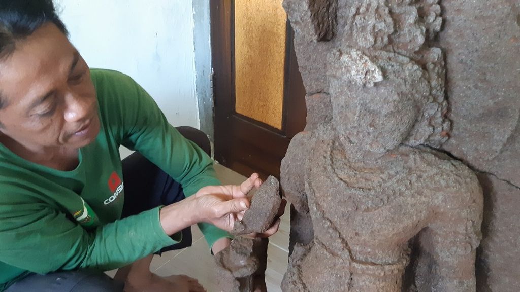 Tim arkeolog Balai Pelestarian Cagar Budaya Jawa Timur menunjukkan arca Nandiswara dengan kondisi lengan kanan patah. Arca ini didapat dari hasil ekskavasi Candi Srigading di Desa Srigading, Kecamatan Lawang, Kabupaten Malang, Jawa Timur, Rabu (23/2/2022).