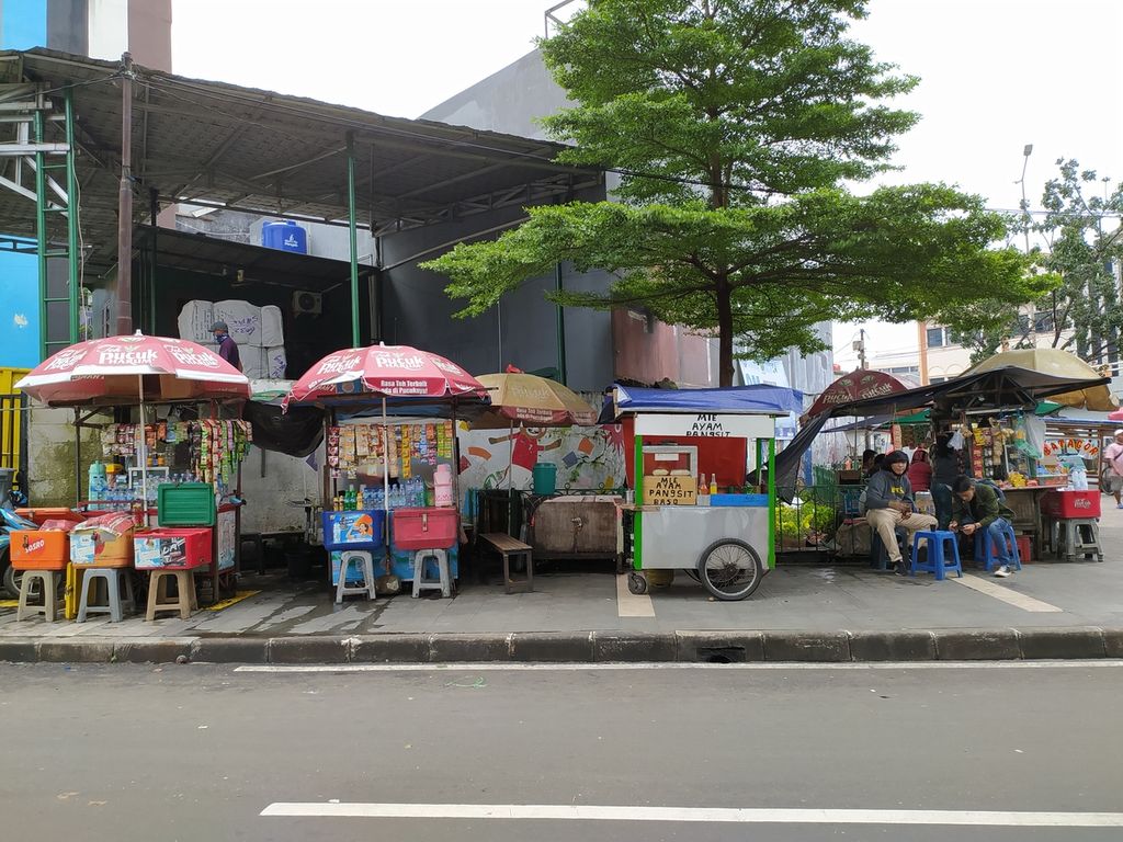 Lapak pedagang kaki lima di sekitar Stasiun Tanah Abang, Jakarta, Kamis (11/3/2021). Omzet pedagang kaki lima masih pas-pasan memasuki setahun pandemi Covid-19.