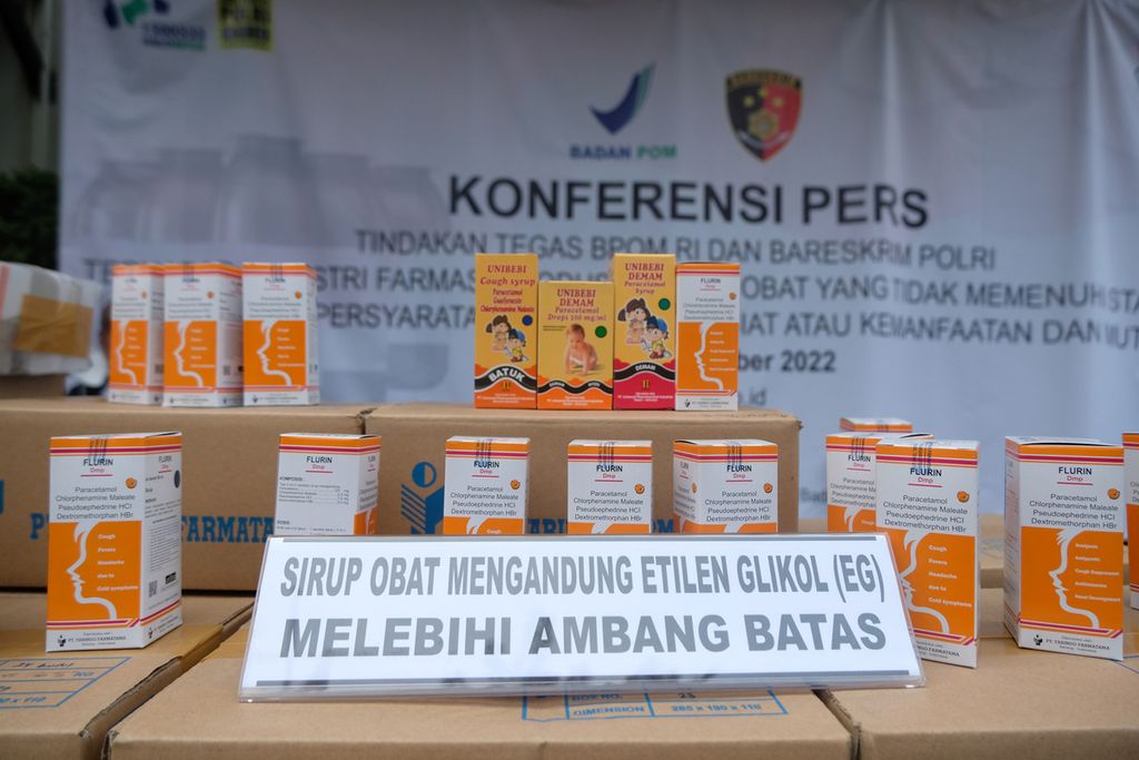Deretan obat sirop yang menjadi barang bukti temuan penindakan industri farmasi yang memproduksi obat tidak memenuhi standar diperlihatkan saat rilis di kawasan PT Yarindo Farmatama, Serang, Banten, Senin (31/10/2022). 