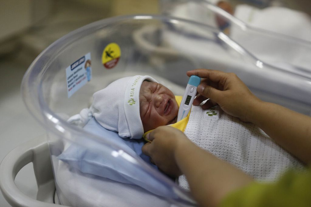 Petugas Rumah Sakit Ibu dan Anak Tambak, Menteng, Jakarta, sedang merawat dan memantau kondisi bayi yang baru lahir, Selasa (15/11/2022). Riset terbaru menunjukkan teknologi kedokteran memungkinkan pasangan suami-istri memilih jenis kelamin bayi mereka. 