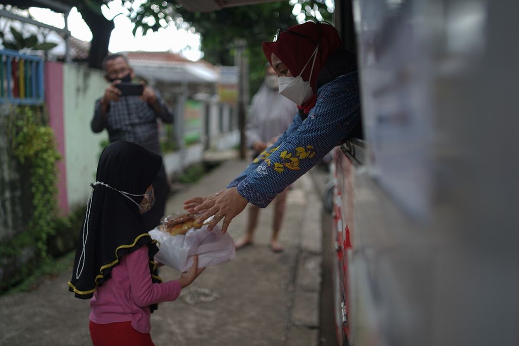 Murid PAUD Mawar Sandi Manggarai, Jakarta, menerima donasi makanan dari relawan Dapur Pangan Foodbank of Indonesia, pada Kamis (28/5/2022) sore. Donasi yang berwujud satu porsi nasi dan lauk pauk serta roti manis dan susu merupakan hasil donasi makanan berlebih dari pasar dan toko roti terkemuka yang dikumpulkan oleh lembaga nonprofit Foodbank of Indonesia (FOI).