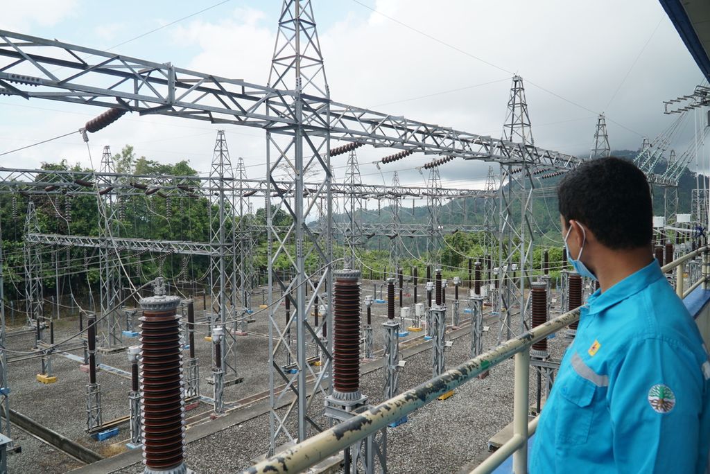 Manajer Unit Layanan PLTA Musi Martin Wahyunus mengamati Gardu Induk PLTA Musi dari bangunan Main Control House PLTA Musi di Kabupaten Bengkulu Tengah, Bengkulu, Selasa (28/9/2021). PLTA yang beroperasi sejak 2006 ini merupakan penyumbang terbesar bauran energi baru terbarukan (EBT) di wilayah Unit Induk Pembangkitan Sumatera Bagian Selatan (UIKSBS) dengan daya terpasang 210 MW atau sekitar 29 persen dari total EBT di UIKSBS.