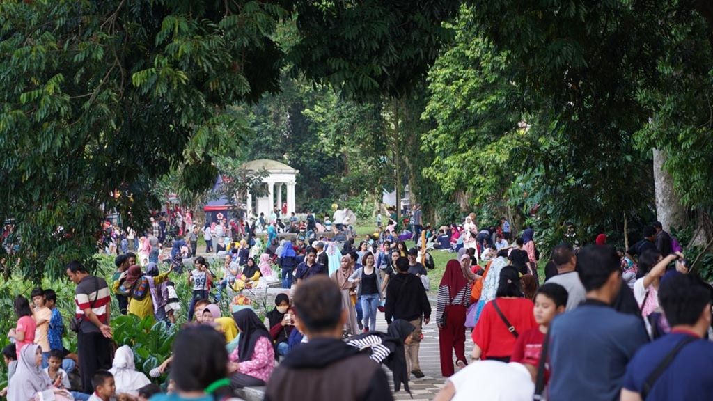 Suasana kawasan Kebun Raya Bogor, Kota Bogor, yang ramai dikunjungi wisatawan pada hari kedua Lebaran (6/6/2019). Bogor menjadi salah satu tujuan wisata warga Jakarta dan sekitarnya untuk mengisi libur Lebaran 2019.