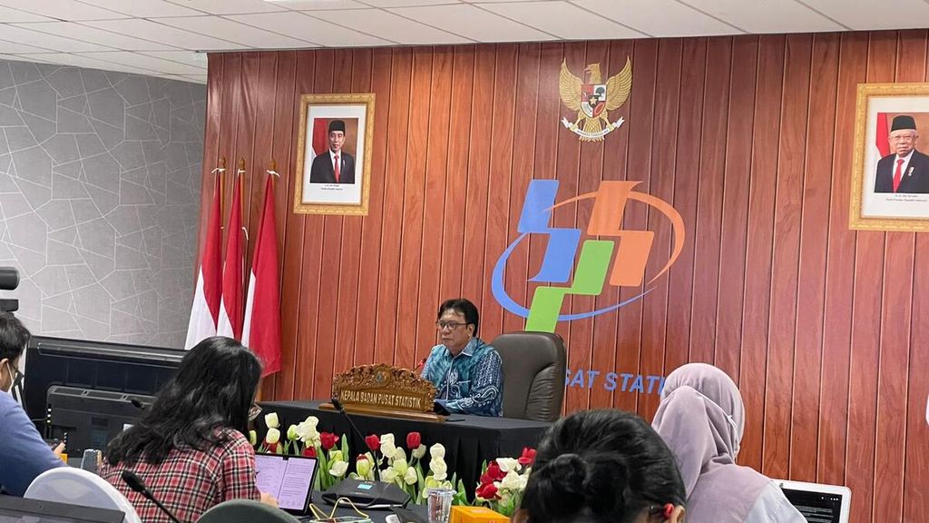 Kepala Badan Pusat Statistik Margo Yuwono dalam konferensi pers terkait pertumbuhan ekonomi Indonesia pada triwulan-IV 2023 di Jakarta, Senin (6/2/2023)
