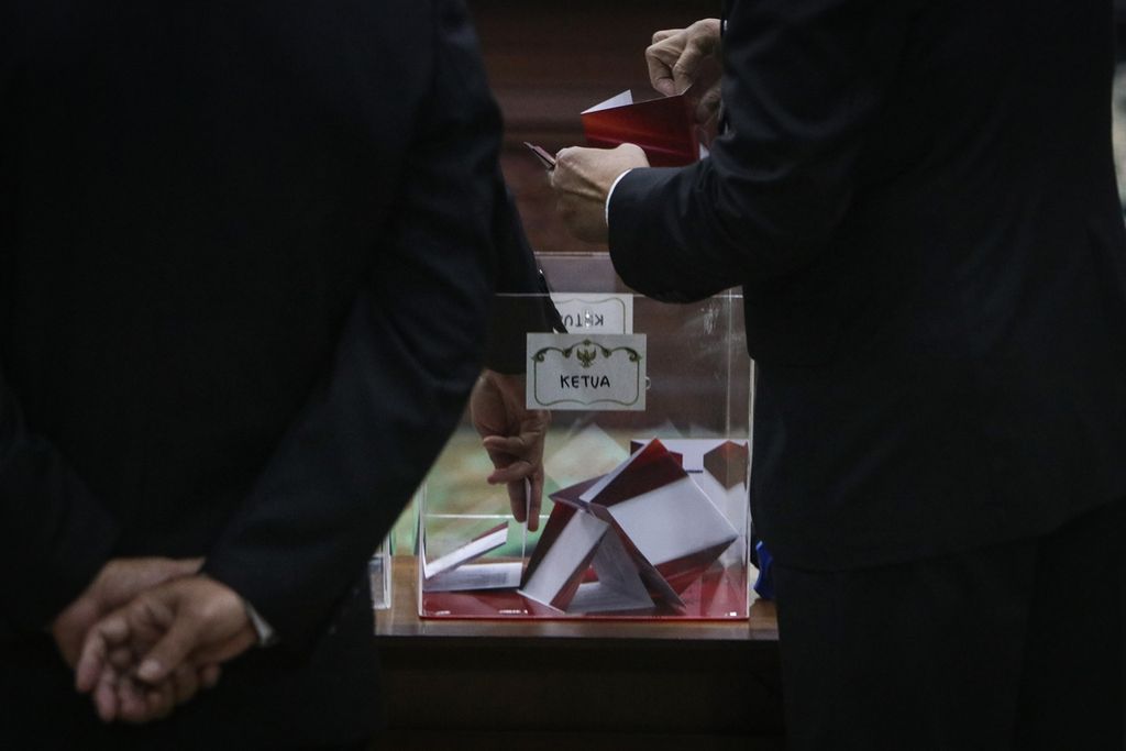 Petugas bersiap menghitung surat suara saat Rapat Pleno Pemilihan Ketua dan Wakil Ketua Mahkamah Konstitusi Periode 2023-2028 di Gedung Mahkamah Konstitusi, Jakarta, Rabu (15/3/2023). 