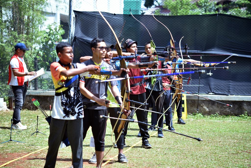 Peserta mengikuti seleksi hari kedua cabang olahraga panahan sentra pembinaan Desain Besar Olahraga Nasional di Universitas Negeri Jakarta, Kamis (14/7/2022). Hari kedua seleksi terdiri atas tes keterampilan spesifik cabang yang diminati. 