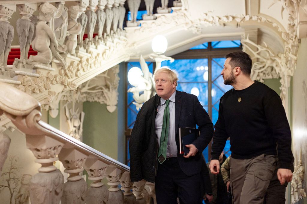 Presiden Ukraina Volodymyr Zelenskyy (kanan) dan mantan Perdana Menteri Inggris Boris Johnson di Kyiv, Minggu (22/1/2023). Pada Selasa (24/1/2023), Zelenskyy memberhentikan dan menerima pengunduran diri belasan pejabat. Pemecatan dan pengunduran diri itu gara-gara kasus korupsi. 