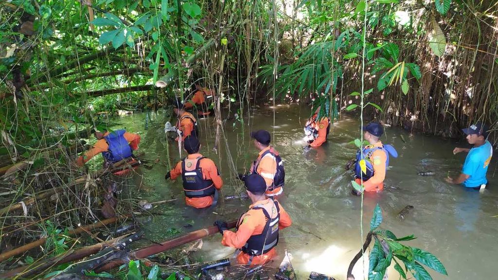 Tim Pencarian dan Penyelamatan dari Kantor SAR Manado mengevakuasi jenazah Julio Tabaru (2) di Desa Wusa, Talawaan, Minahasa Utara, Sualwesi Utara, Jumat (4/3/2022). Dalam sepekan, dua bocah di Minahasa Utara tewas karena terbawa arus sungai ketika hujan deras. 