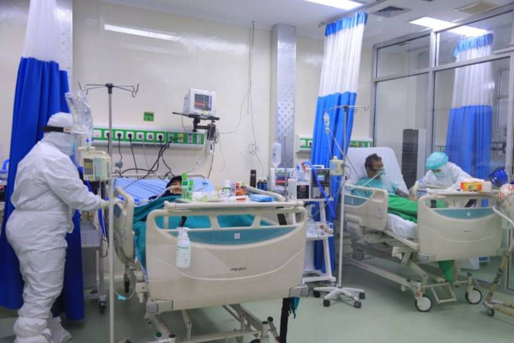 Pasien Covid-19 tengah menjalani perawatan di rumah sakit di Kota Tangerang. Seiring melonjaknya kasus positif Covid-19, keterisian tempat tidur perawatan, ICU, dan rumah isolasi terkonsentrasi sudah lebih dari 90 persen.