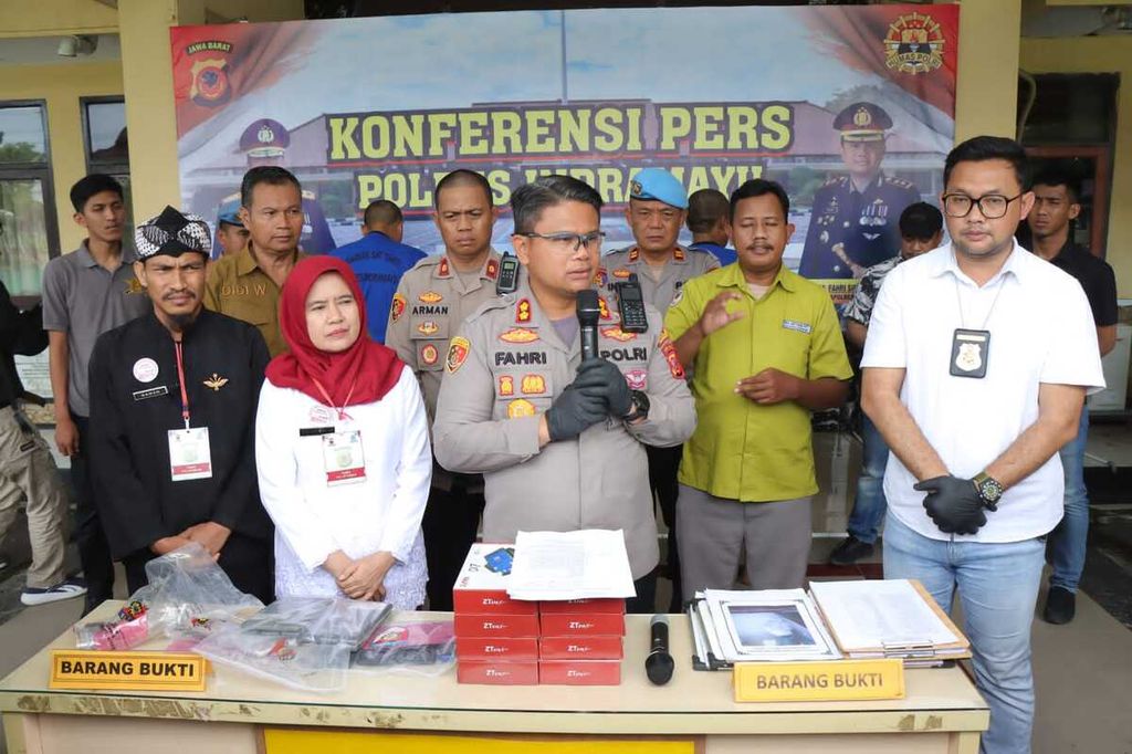 Kepala Polres Indramayu Ajun Komisaris Besar Fahri Siregar (tengah) menyampaikan keterangan terkait kasus pencurian buku dalam konferensi pers, Selasa (10/1/2023). Pencurian 12 ton buku itu telah merugikan sekolah hingga Rp 846 juta.