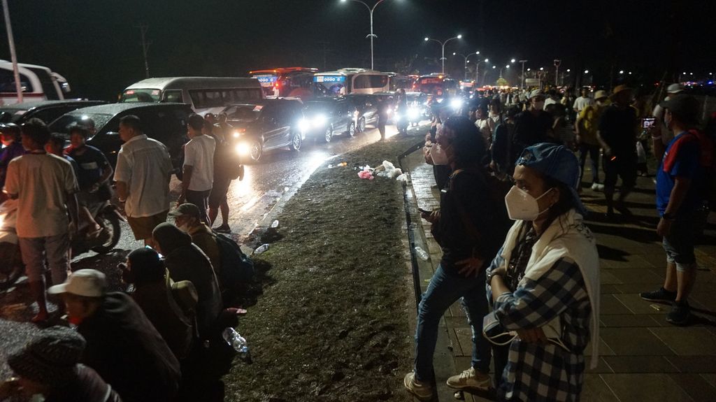 Kemacetan parah seusai MotoGP di kawasan Sirkuit Mandalika, Lombok, Nusa Tenggara Barat, Minggu (20/3/2022) malam. Ribuan penonton terpaksa menanti <i>shuttle bus </i>berjam-jam atau berjalan kaki 5-10 kilometer menuju area parkir. Kemacetan mengakibatkan banyak penumpang batal terbang dari Lombok pada Minggu malam karena terlambat tiba di bandara.