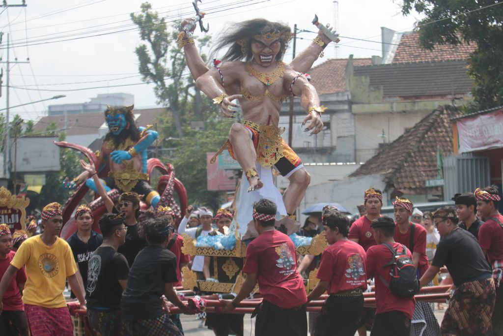 Tampak peserta pawai mengusung patung Yamadipati.