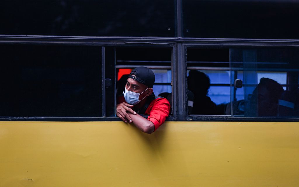 Seorang buruh yang tergabung dalam Kongres Aliansi Serikat Buruh Indonesia (KASBI) menumpangi bus saat mengikuti aksi unjuk rasa di depan Kementerian Ketenagakerjaan (Kemnaker), Jakarta, Rabu (23/2/2022). Mereka menuntut pencabutan Permenaker Nomor 2 Tahun 2022 tentang Tata Cara dan Persyaratan Pembayaran Manfaat Jaminan Hari Tua (JHT).