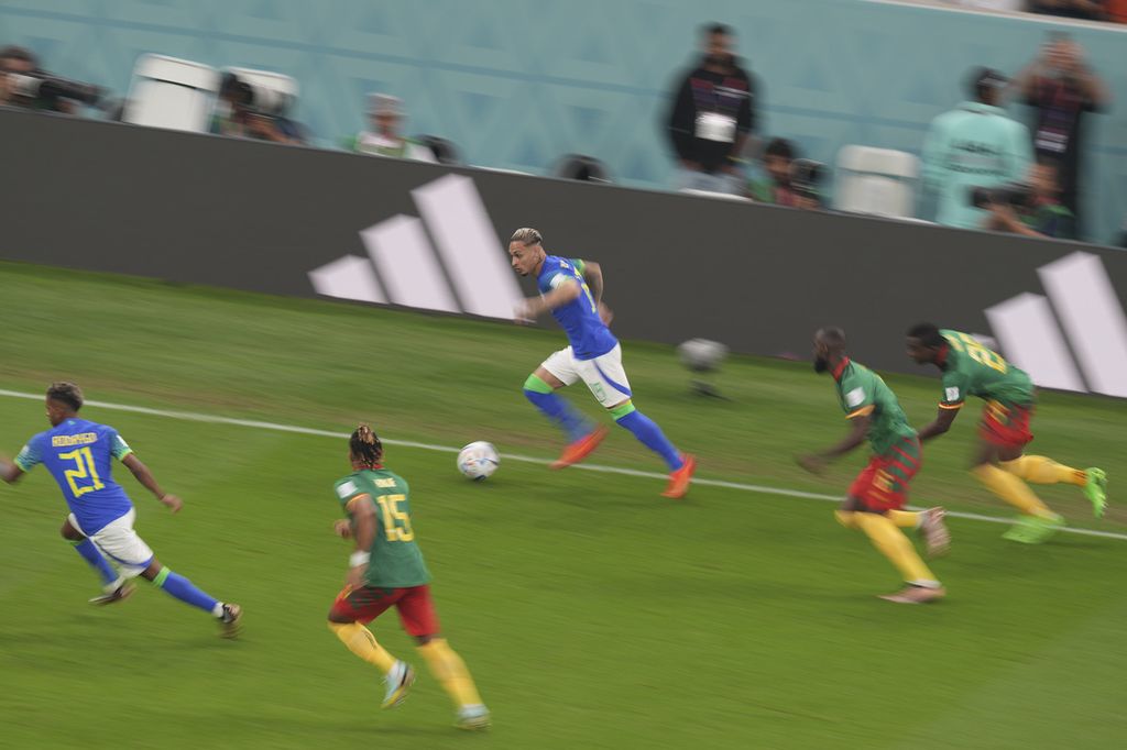 Pemain Brasil, Antony, dikejar pemain Kamerun dalam pertandingan terakhir Grup G di Stadion Lusail, Qatar, Sabtu (3/12/2022) dini hari WIB. Brasil yang menurunkan pemain lapis kedua kalah oleh Kamerun 1-0.