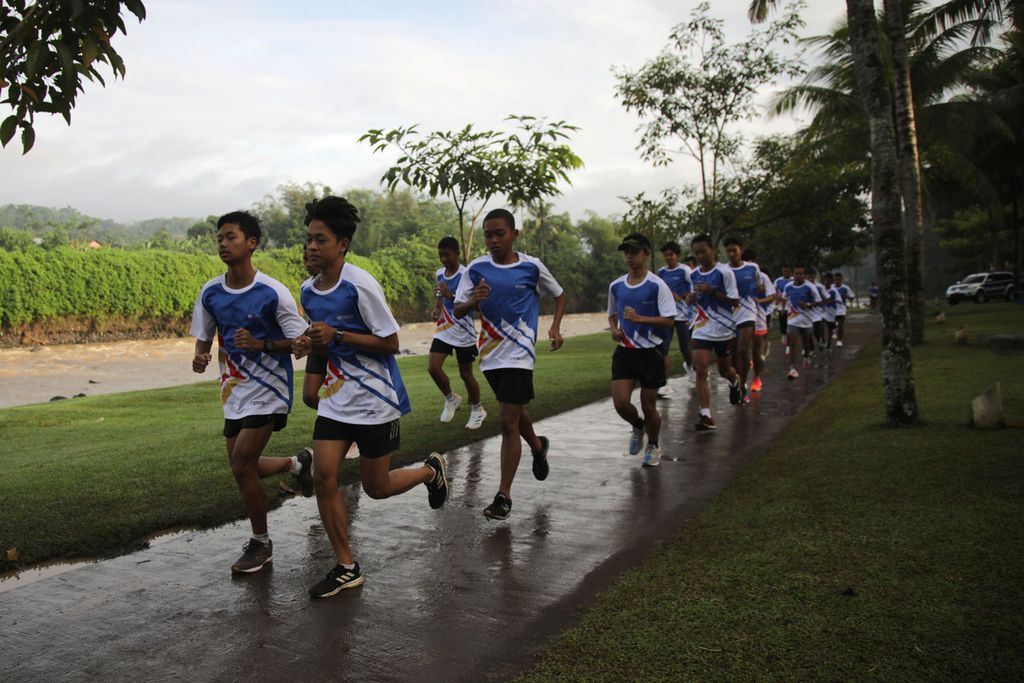 Peserta Borobudur Marathon 2022 Powered by Bank Jateng kategori Bank Jateng Young Talent berlatih di Kompleks Hotel Puri Asri, Magelang, Jawa Tengah, Jumat (11/11/2022). Sebanyak 30 pelari muda berbakat putra dan putri akan berlari sejauh 10 kilometer pada Borobudur Marathon 2022 pada Jumat (12/11/2022). 