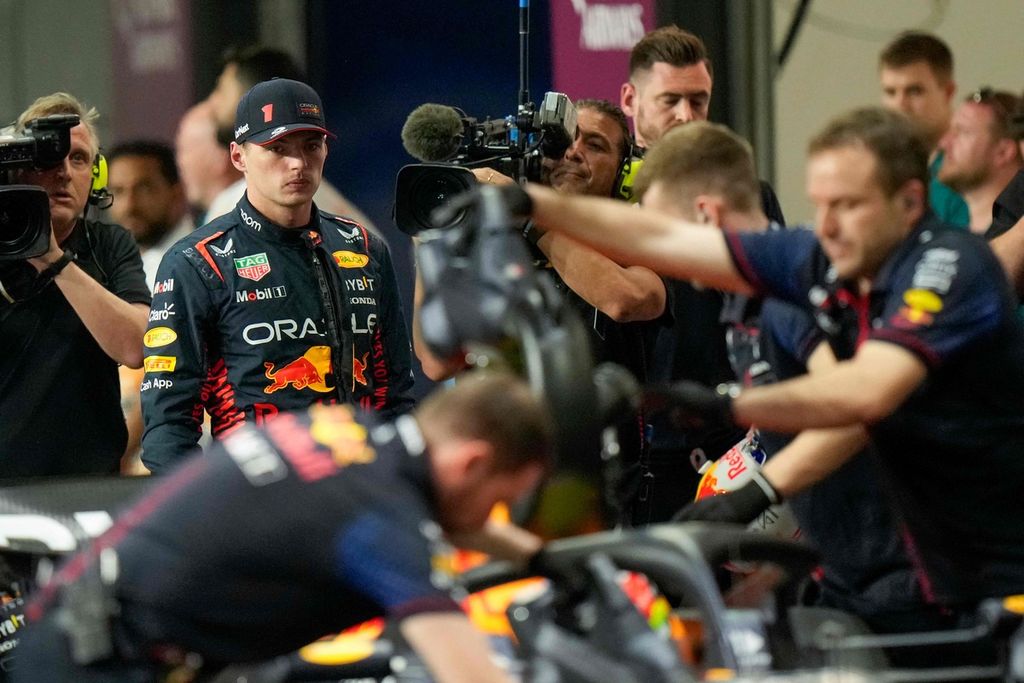 Ekspresi pebalap Red Bull, Max Verstappen, setelah gagal menyelesaikan sesi kualifikasi balapan Formula 1 seri Arab Saudi akibat kerusakan mekanis mobilnya di Sirkuit Jeddah Corniche, Jeddah, Sabtu (18/3/2023).