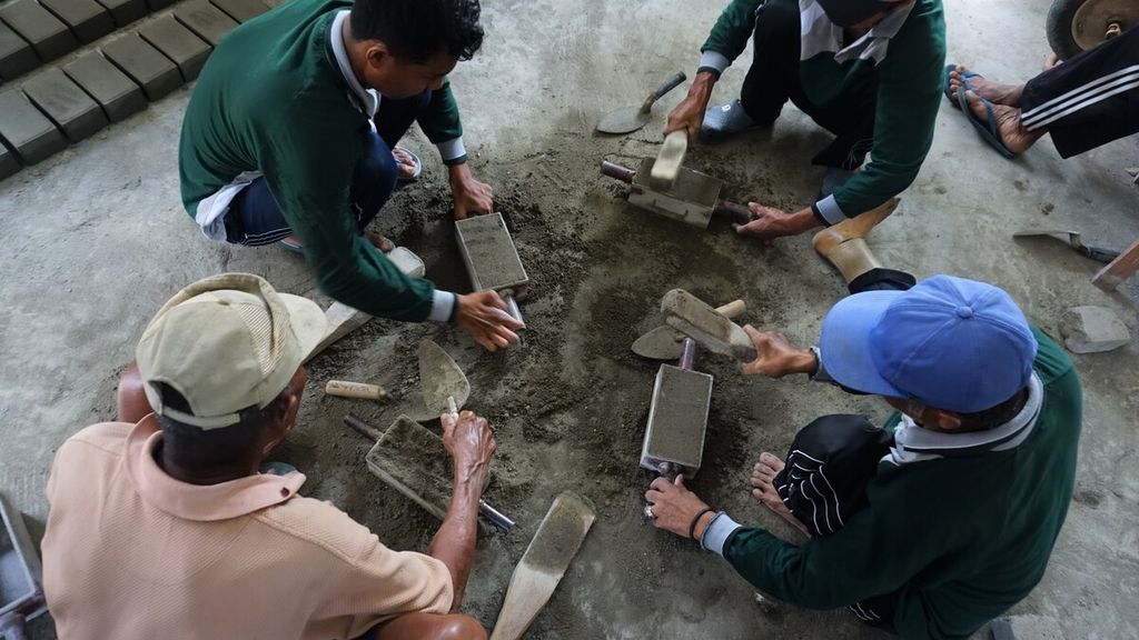 Warga dengan kusta sedang membuat <i>conblock</i> di Panti Rehabilitasi Sosial Bina Laras Kronis di Nganget, Kabupaten Tuban, Jawa Timur, pada 12 Agustus 2022.