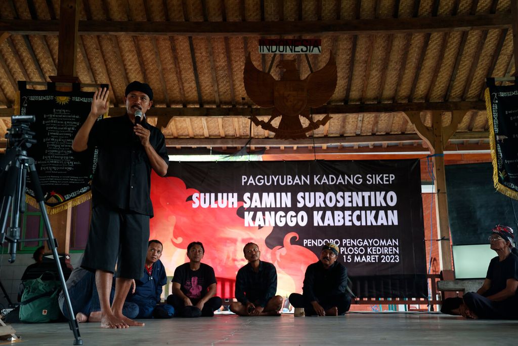 Salah seorang tokoh Sedulur Sikep, Gunretno (berdiri), menjadi moderator dalam diskusi budaya untuk memperingati 116 tahun penangkapan Samin Surosentiko di Desa Kediren, Kecamatan Randublatung, Kabupaten Blora, Jawa Tengah, Rabu (15/3/2023).