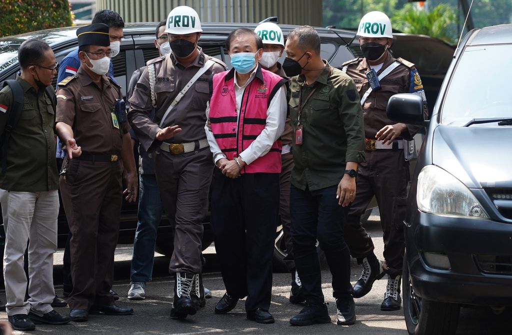 Tersangka kasus korupsi Surya Darmadi digiring petugas memasuki Gedung Bundar Jampidsus, Kejaksaan Agung, Jakarta, untuk menjalani pemeriksaan, Kamis (18/8/2022). 