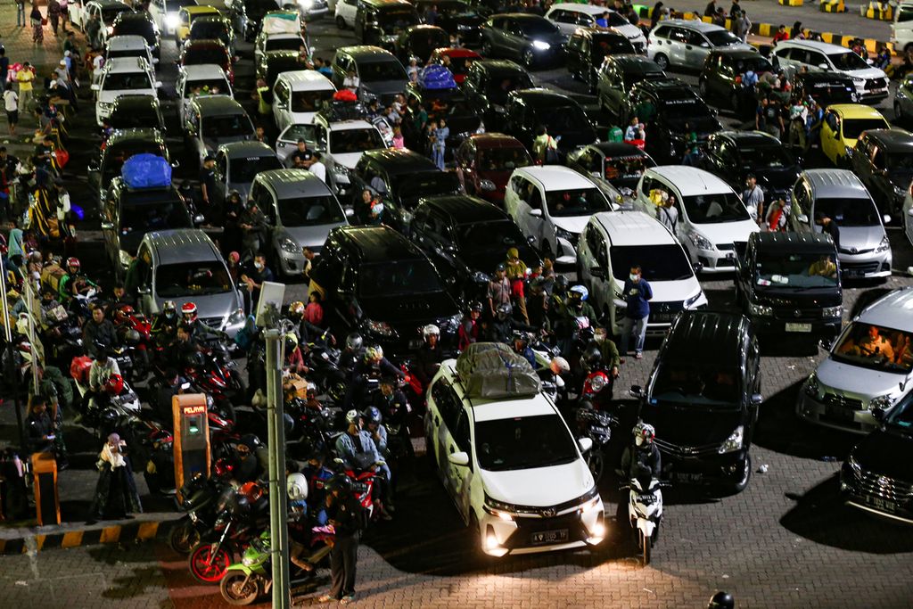 Antrean kendaraan pemudik menunggu giliran masuk ke feri penyeberangan pelabuhan penyeberangan Merak, Cilegon, Banten, Kamis (28/4/2022) malam. 