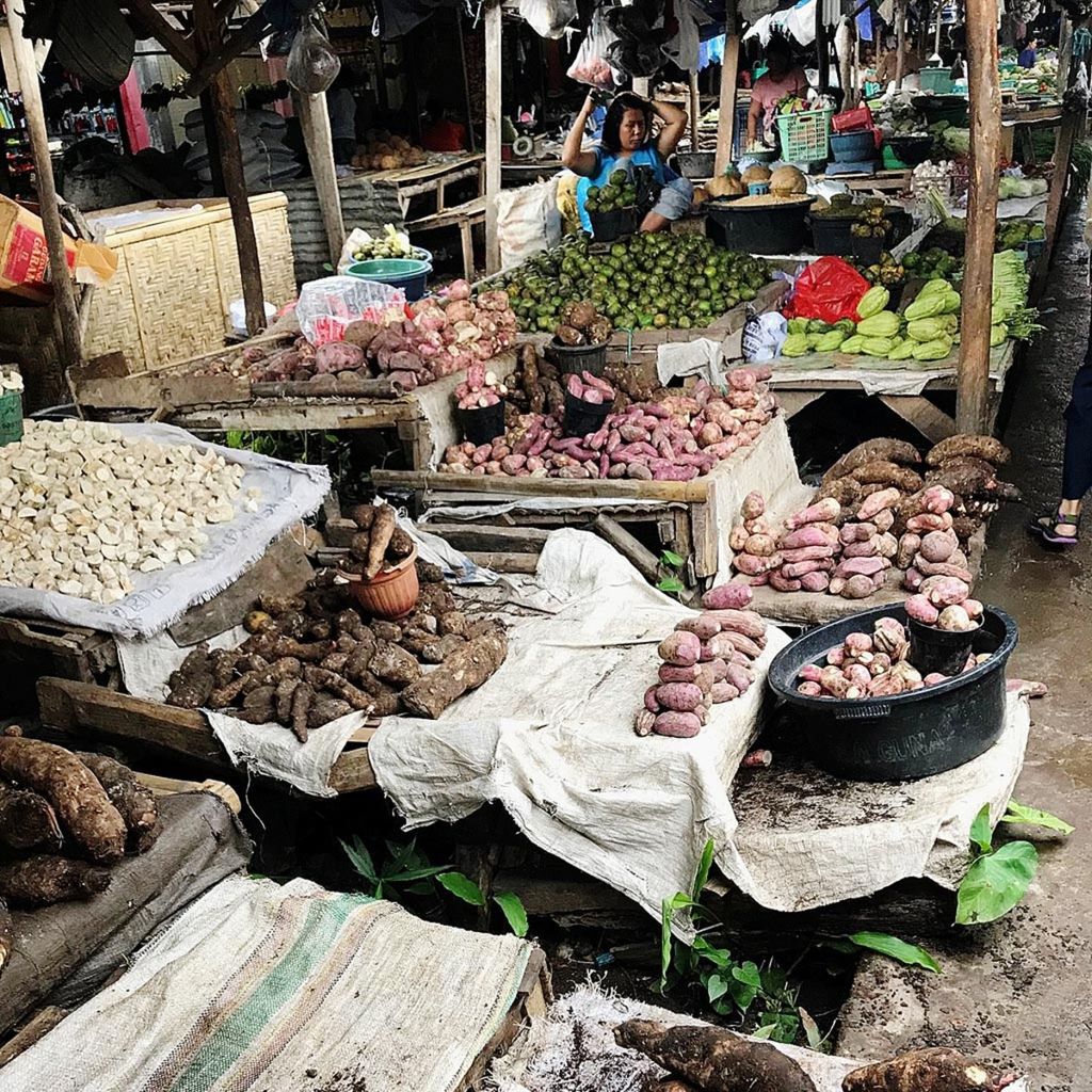 Aneka tanaman umbi-umbian dijajakan di pasar tradisional Waingapu, ibu kota Sumba Timur, Kamis (1/2). Keragaman pangan lokal saat ini semakin tergusur oleh kebijakan nasional yang bias beras. 