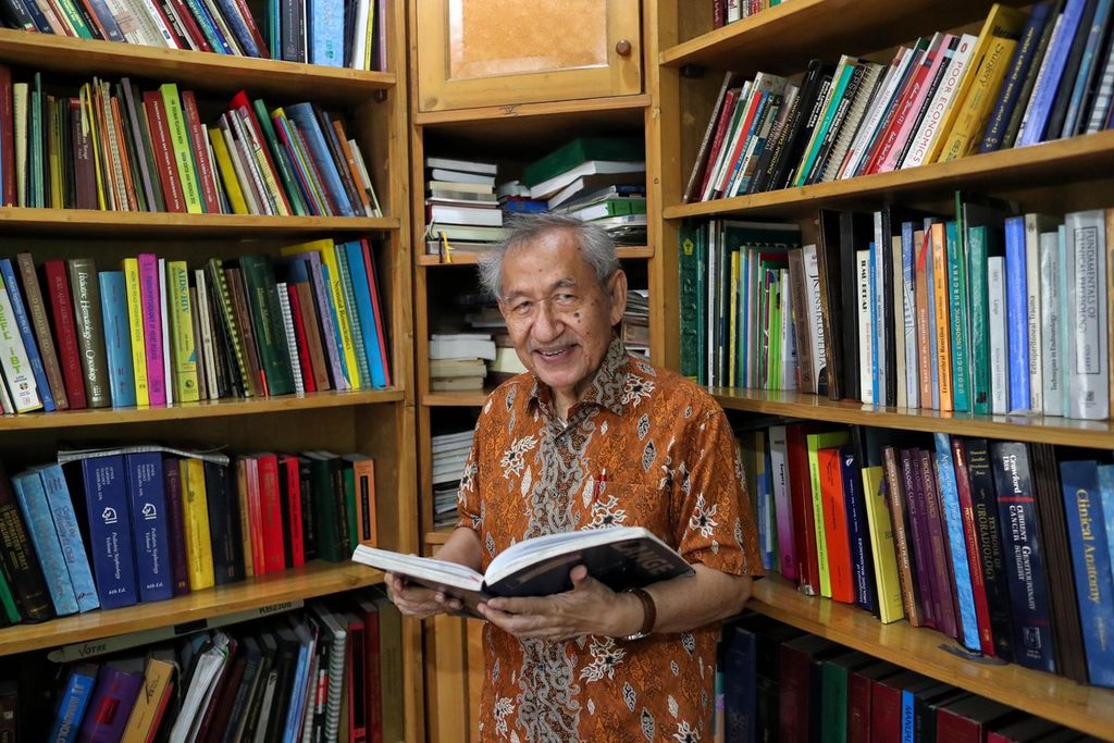 Cendekiawan Berdedikasi Prof DR Dr Samsuridjal Djauzi, SpPD-KAI FACP Guru Besar FKUI