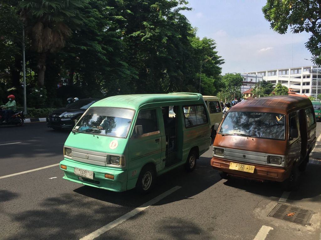 Sebagian l<i>yn</i> atau mobil penumpang umum, angkutan perkotaan dari dan ke Surabaya yang masih beroperasi dengan salah satu trayek melintasi Jalan Raya Darmo, Surabaya, Jawa Timur, Kamis (4/11/2021). 