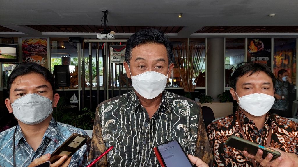 Kepala Perwakilan Bank Indonesia Provinsi Kalimantan Selatan Imam Subarkah (tengah) di Banjarmasin, Selasa (22/2/2022).