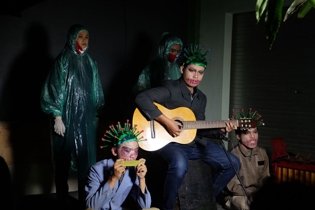 Tim Teater Mata MAN 2 Mataram membawakan musikalisasi puisi ”Maut Tersenyum” karya Joko Pinurbo dalam pertunjukan virtual wayang botol berjudul <i>Wayang Merah Putih Lawan Covid-19</i>, akhir Agustus 2020. 