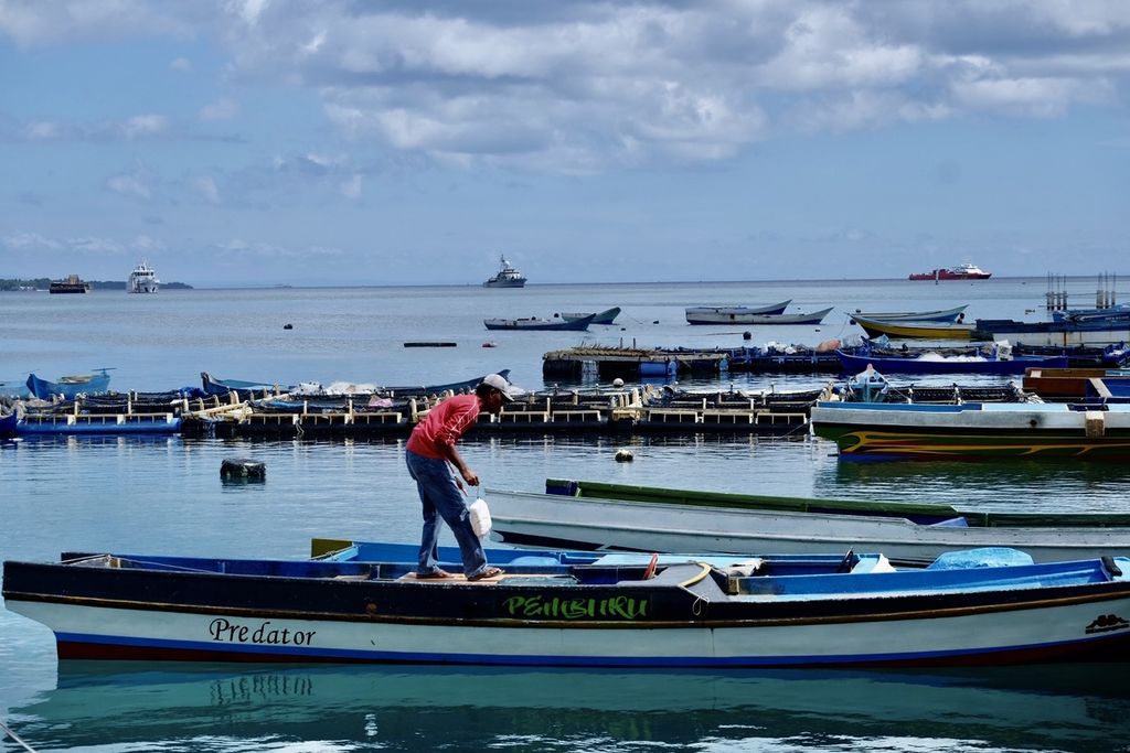 Nelayan memeriksa perahu yang berada di Kampung Mola, Wakatobi, Sulawesi Tenggara, Rabu (8/6/2022). Sebanyak 525 sertifikat tanah akan dibagikan pemerintah kepada warga Kampung Mola yang tinggal di pesisir Wakatobi. Sebagian besar mereka tinggal di rumah semipermanen yang dibangun di atas laut.