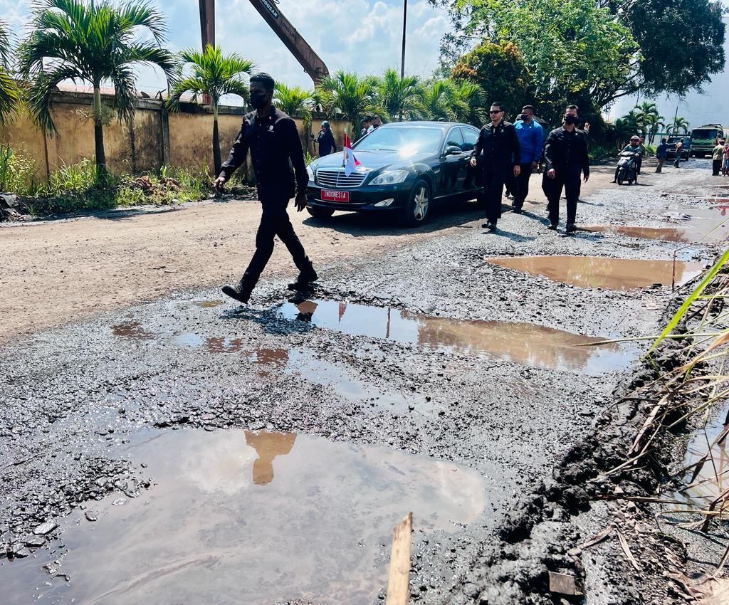 President Joko Widodo inspects damaged regional roads in Jambi Province, Tuesday (16/5/2023).