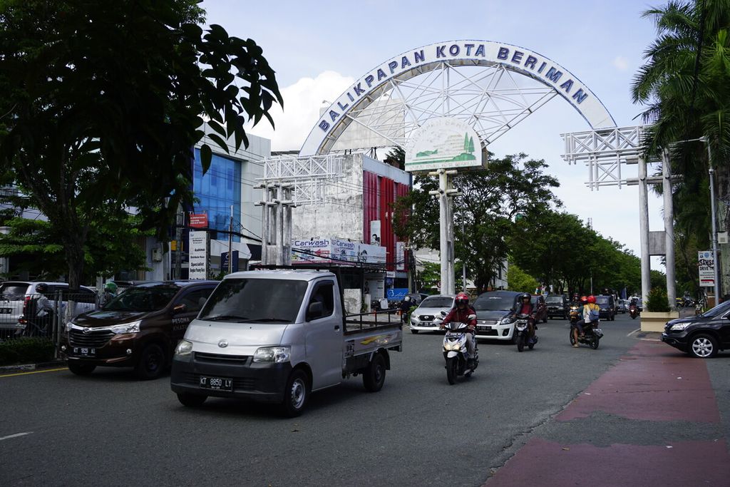 Kendaraan melintasi gapura Balikpapan Kota Beriman, yang merupakan akronim dari bersih, indah, dan nyaman, di Jalan Jenderal Sudirman, Balikpapan, Kalimantan Timur, Jumat (14/2/2020).