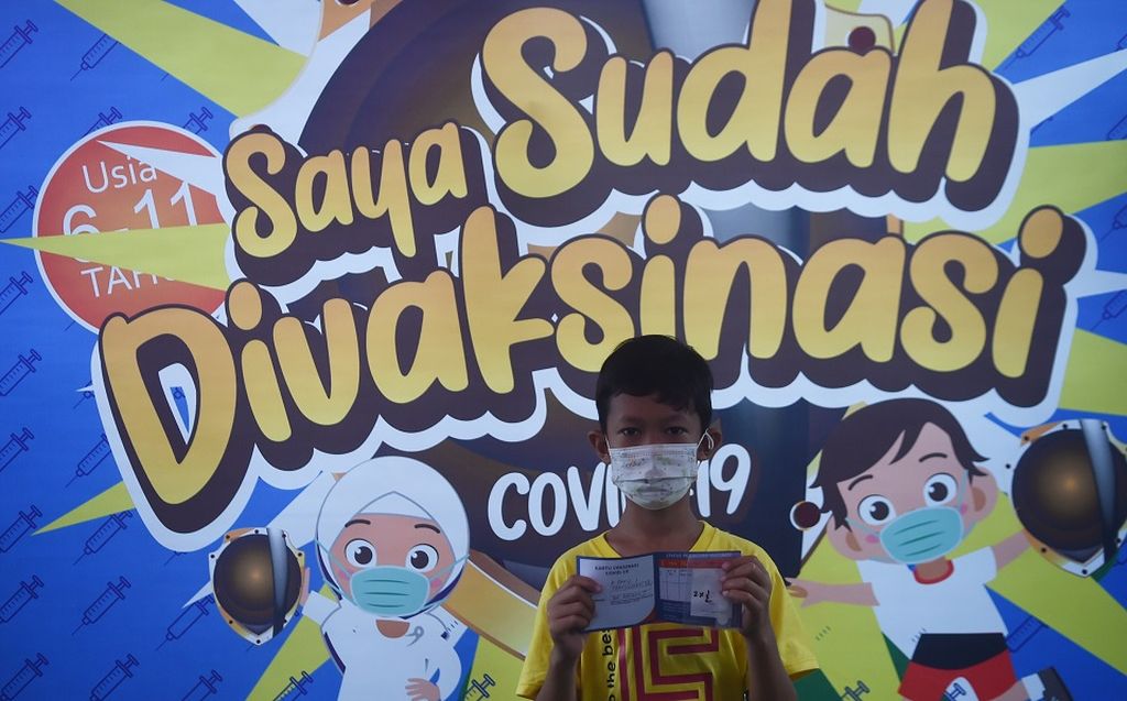 Siswa menunjukkan kartu vaksinasinasi seusai mendapatkan vaksin Covid-19 untuk anak-anak usia 6-11 tahun di SD Negeri kaliasin I, Kota Surabaya Jawa Timur, Rabu (15/12/2021). Awal vaksinasi untuk anak se-Jatim dilakukan di SDN Kaliasin 1 Surabaya. Vaksinasi tersebut juga bertujuan agar sekolah tatap muka berlangsung lebih aman.